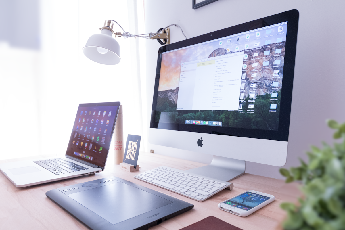 USB và máy tính xách tay trong môi trường văn phòng