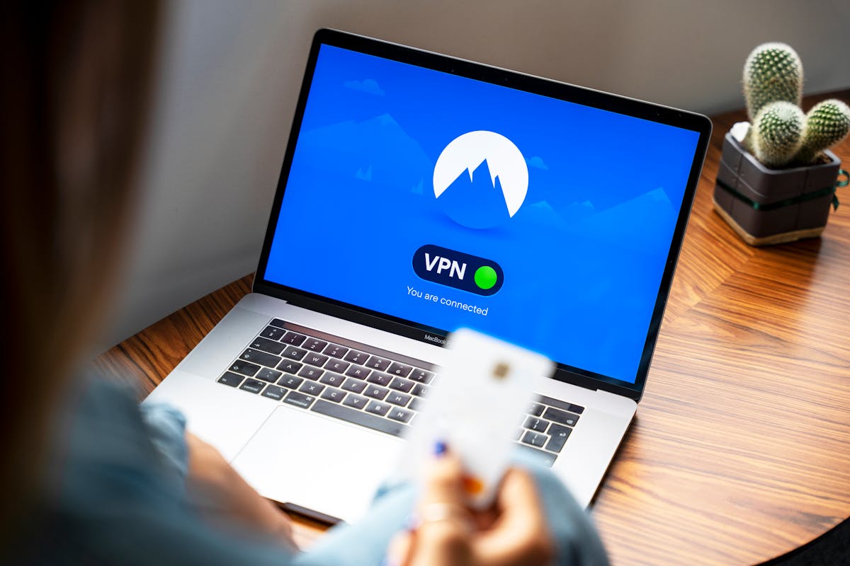 Ảnh minh họa kết nối VPN từ xa trên laptop