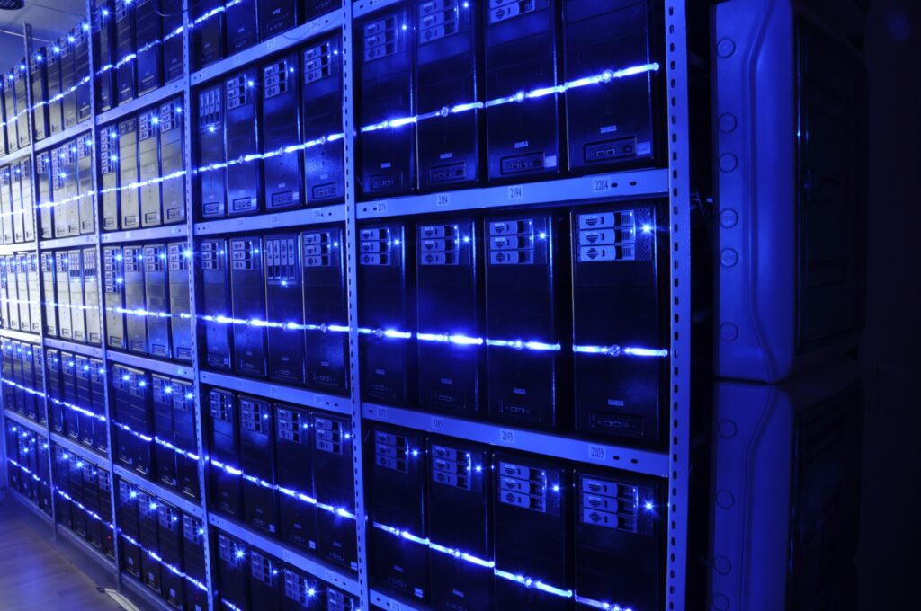 Trung tâm dữ liệu minh họa cho rủi ro Oracle Database bị khai thác