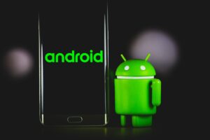 Điện thoại Android minh họa cho rủi ro mã độc di động