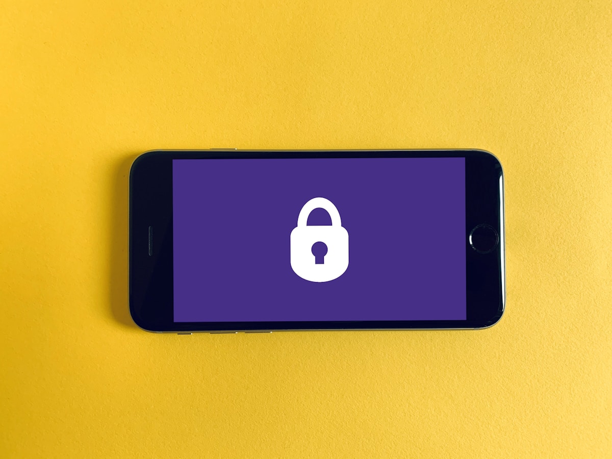 Người dùng kiểm tra điện thoại Android và các cảnh báo bảo mật di động