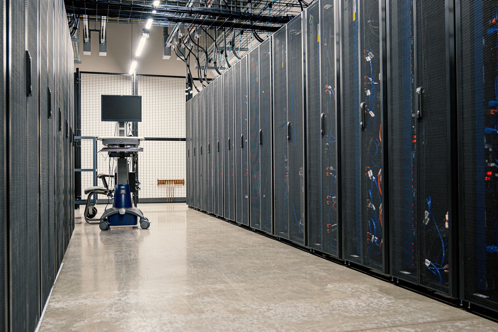 Dãy máy chủ minh họa các hệ thống GitLab tự quản lý cần cập nhật