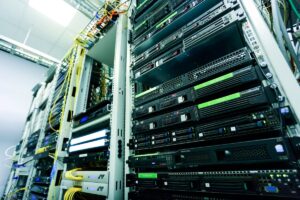 Các máy chủ mạng trong tủ rack, minh họa chiến dịch Integrity Tech